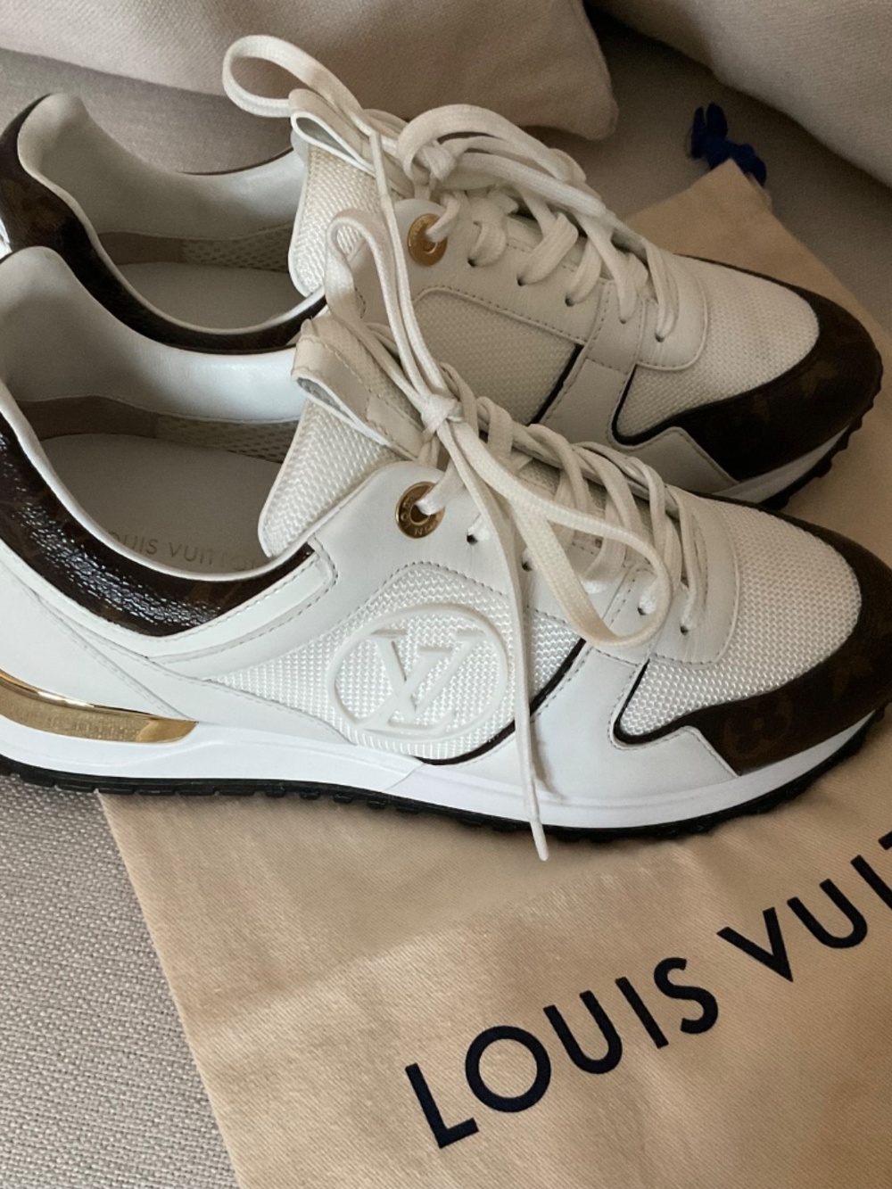 LOUIS VUITTON RUN AWAY WHITE CLASSIC MONOGRAM SNEAKER SIZE 37 IT . - Picture 5 of 16